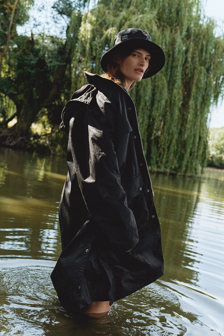 Sugarlump Bedale Long Wax Jacket と Wax Bucket Hat を着用したルック
