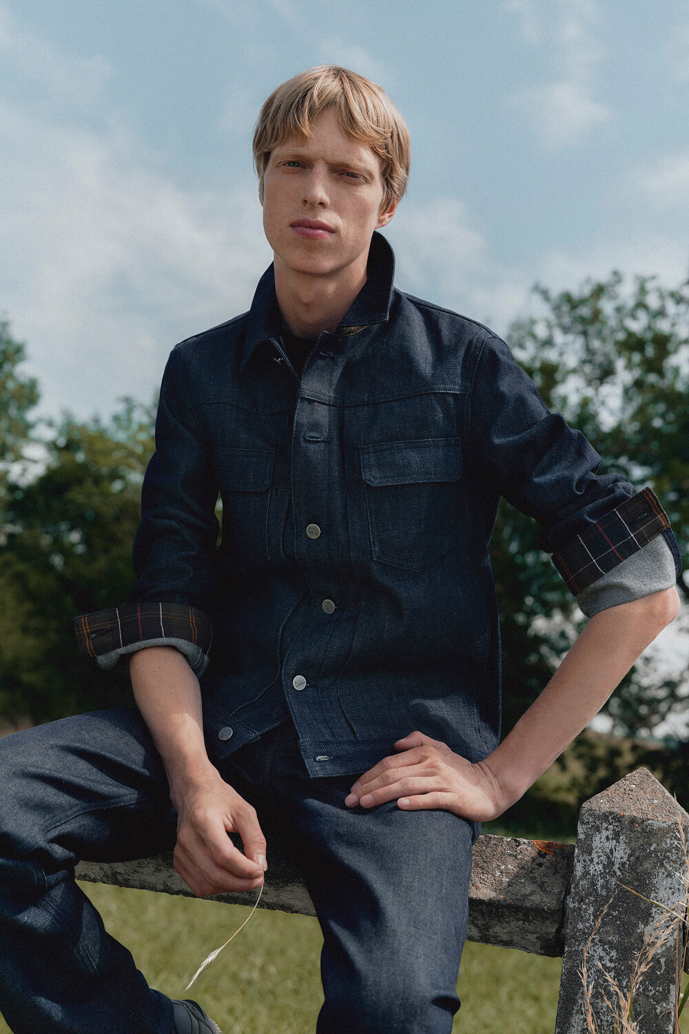 Trucker Denim と Jeans を着用したルック