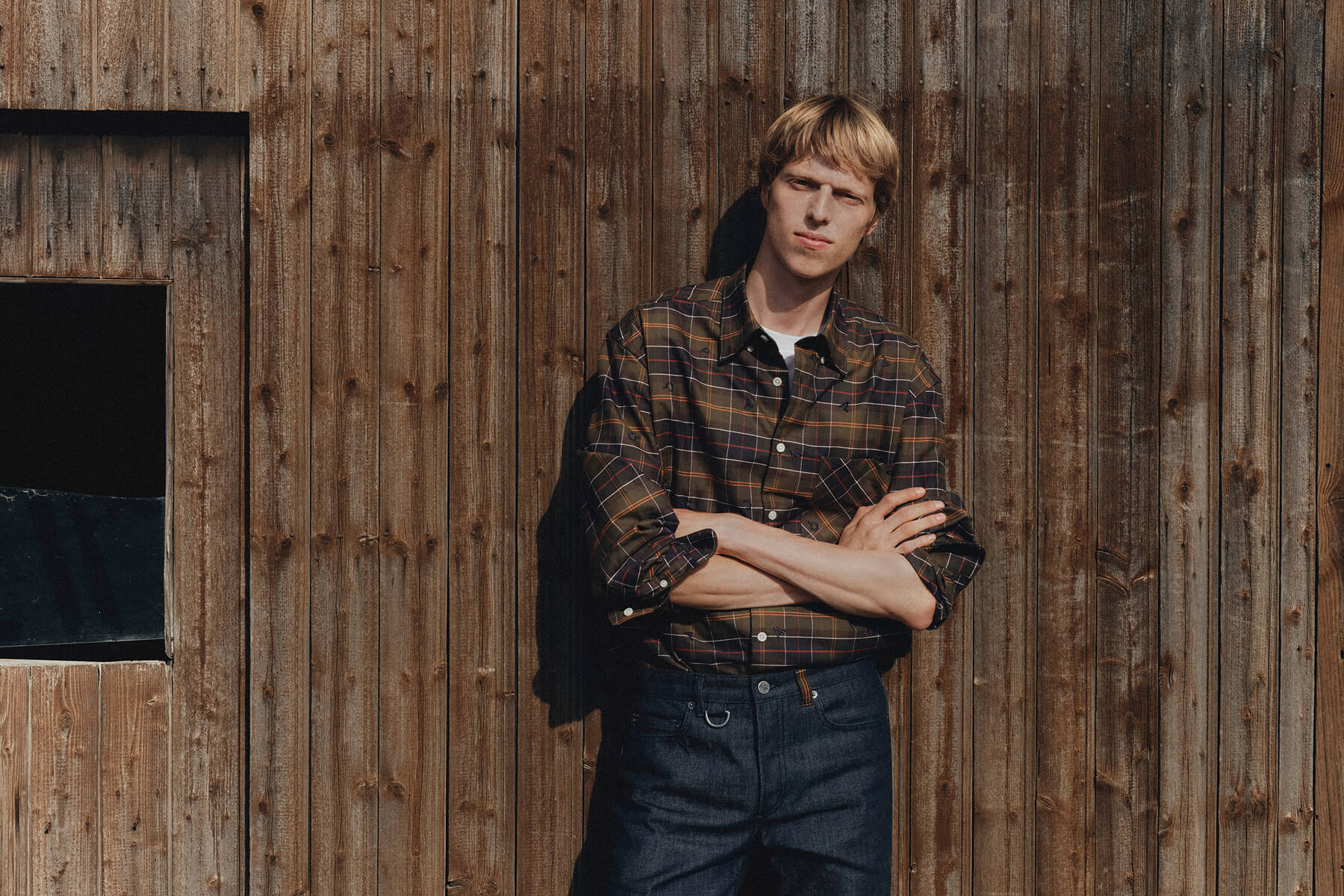 Monogram Tartan Shirt と Jeans を着用したルック
