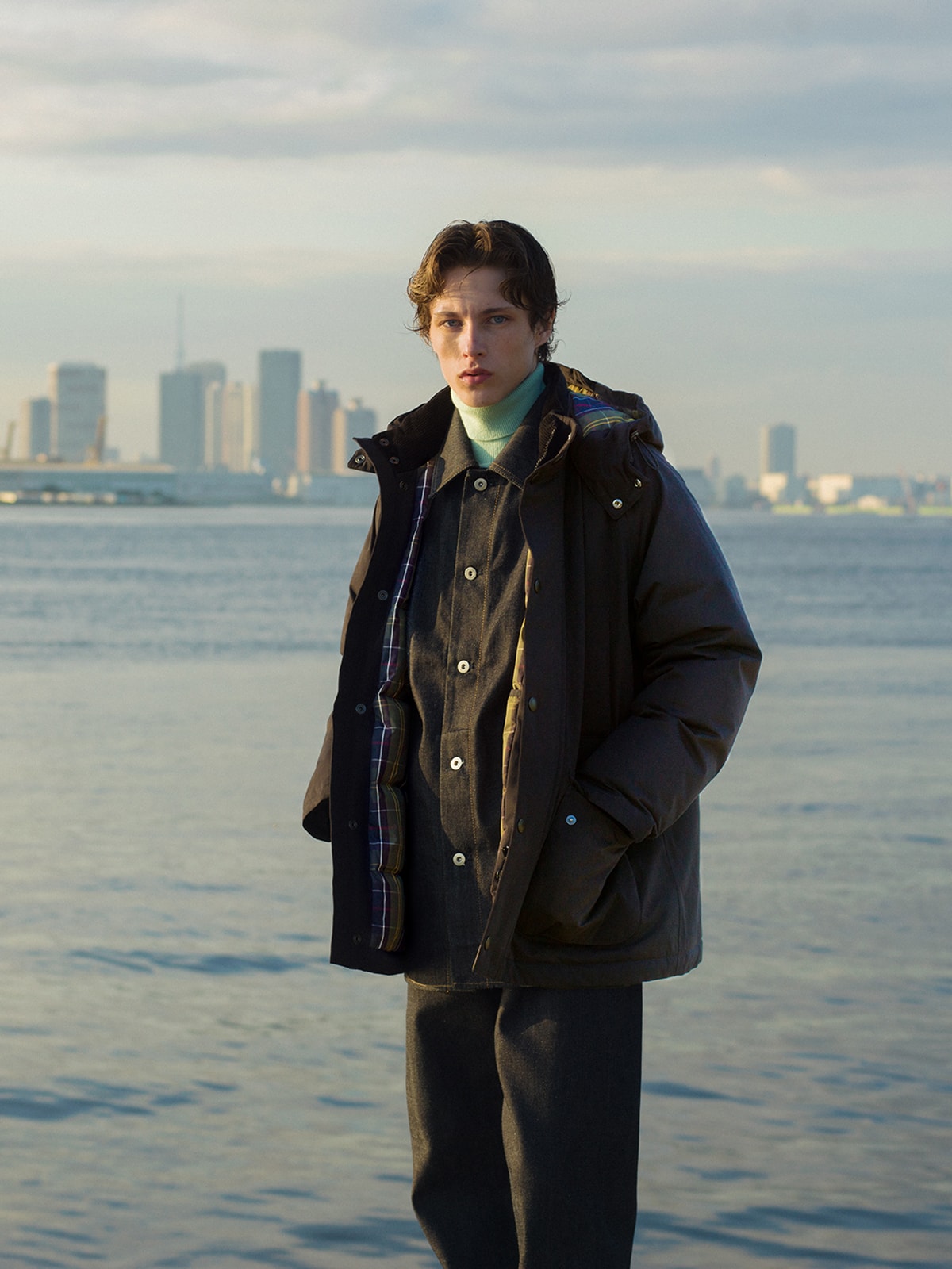 OS Bedale Down Jacketを着用したルック