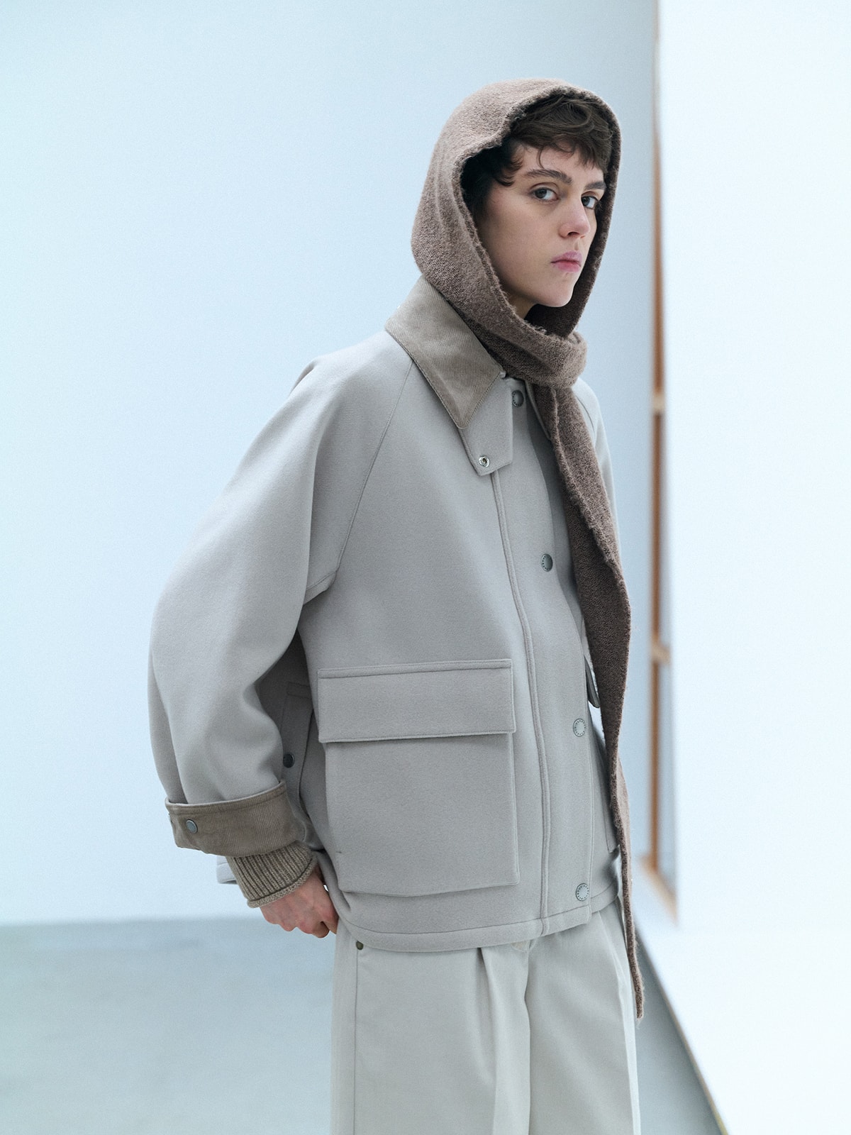 Melton Short Jacketを着用したルック