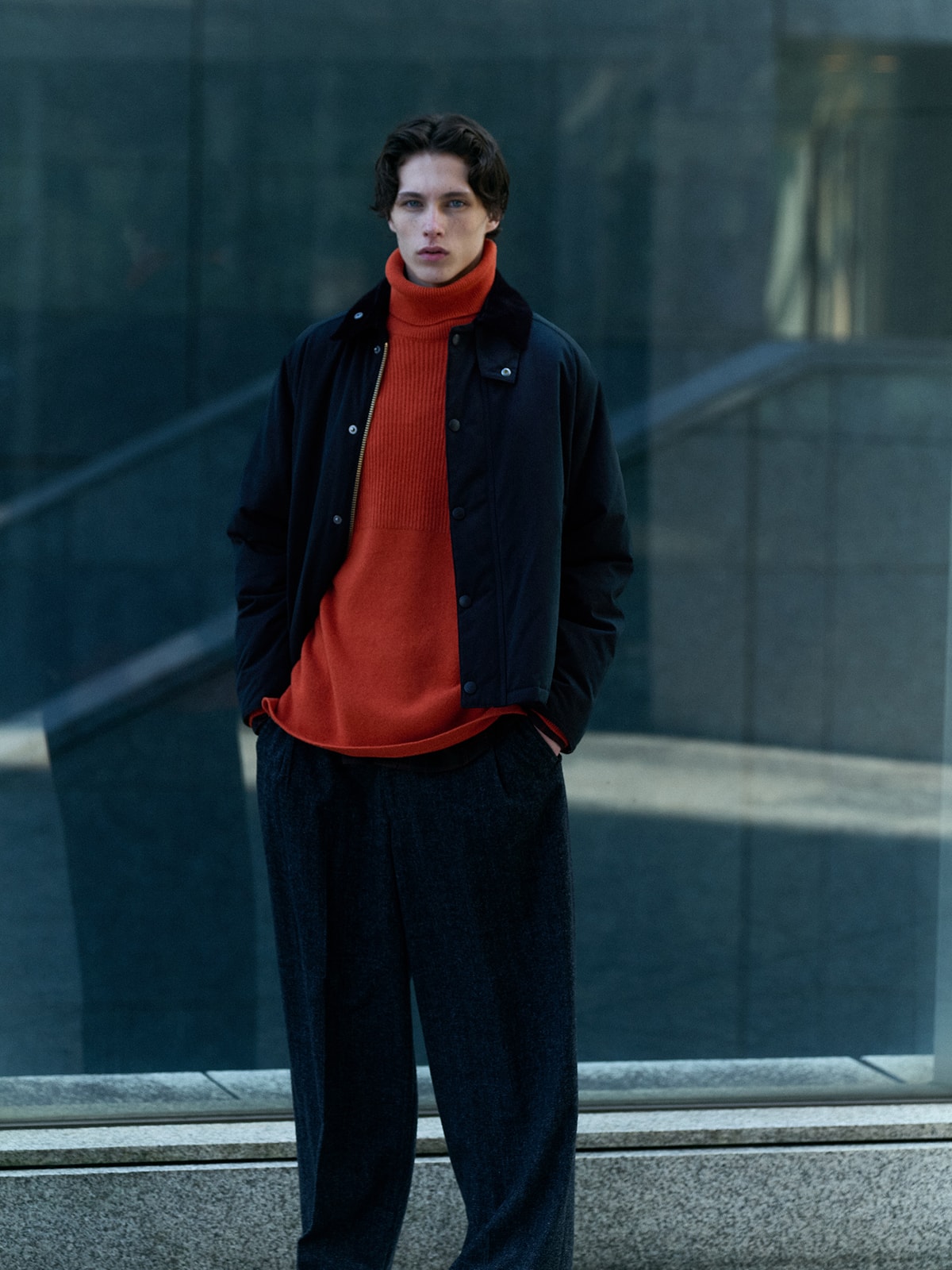 Padded Transport Jacketを着用したルック