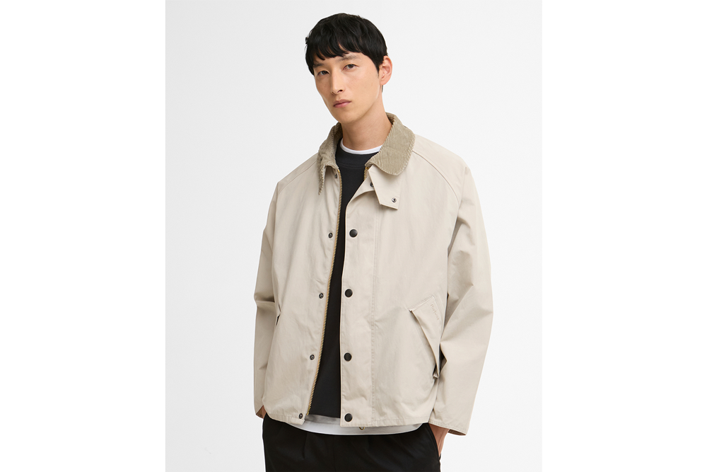 トランスポートを着用した女性