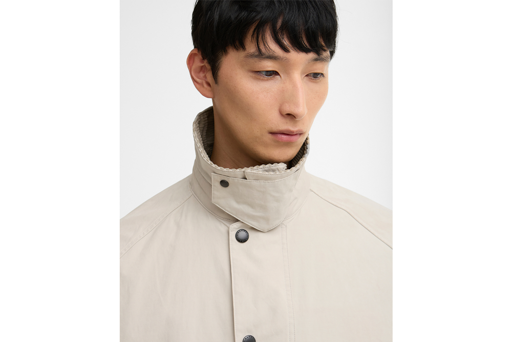 トランスポートを着用した女性