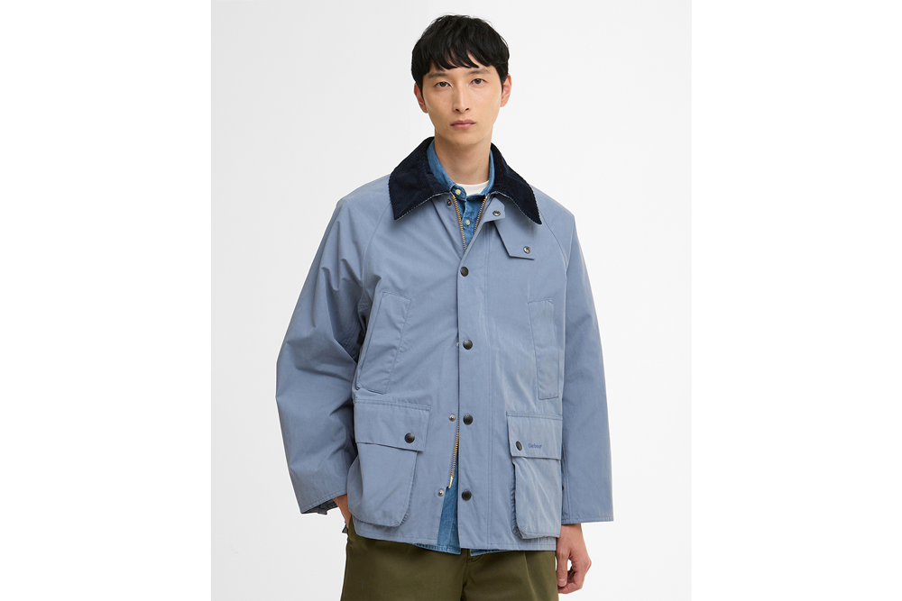 オーバーサイズビデイルを着用した男性