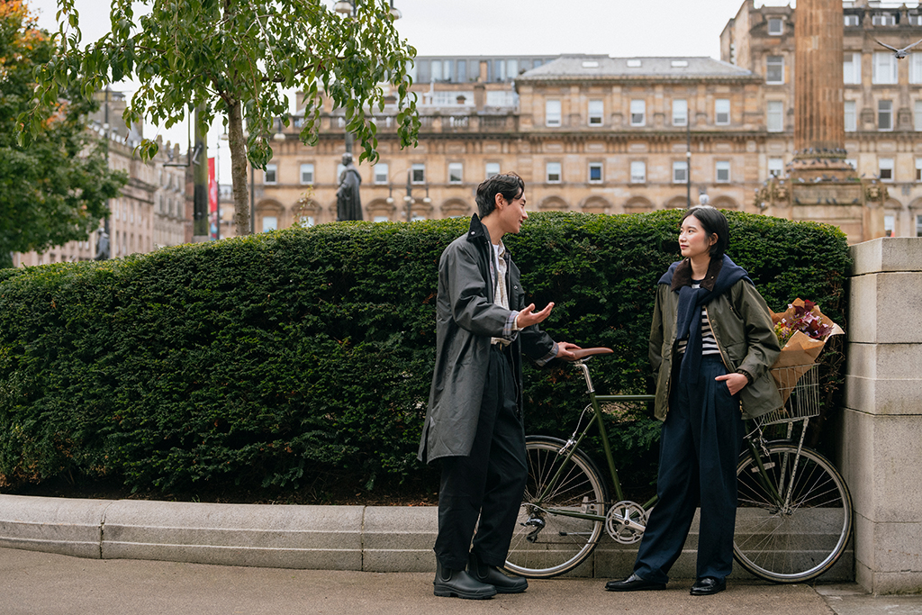 自転車の前で会話する男女