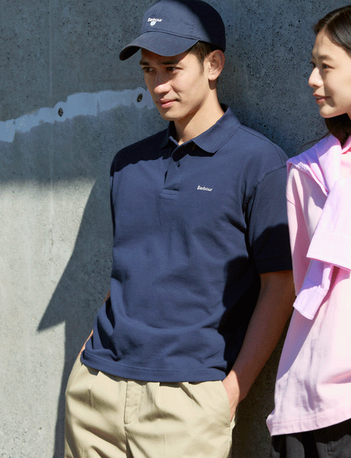 SPORTS CAPとHEXHAM OS POLOを着用した男性